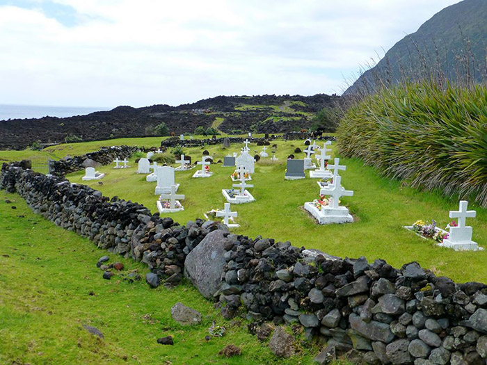 На острове есть свое небольшое кладбище, на котором местные жители могут найти родственников на несколько поколений назад.