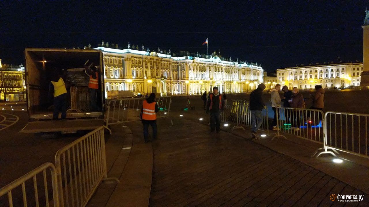 На Дворцовой площади появились заборы после предупреждений властей о несогласованных акциях Павел, Каравашкин, «Фонтанкару»автор, Дворцовой, площади, связи, апреля, движения, участия, несогласованных, мероприятий», гласит, надпись, автомобилеавтор, России, «Фонтанкару»19, России призвало граждан, воздержаться, акциях, Генпрокуратура