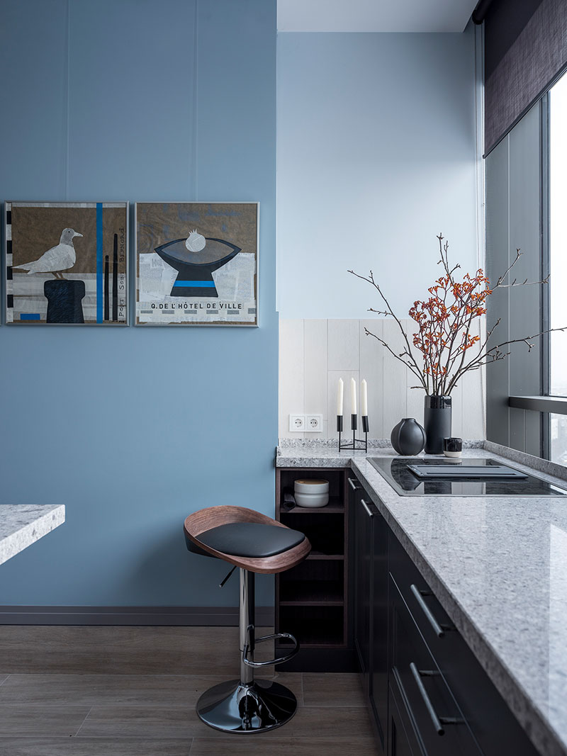 Глубокие оттенки и спрятанная спальня: необычная квартира студентки в Москве интерьер и дизайн