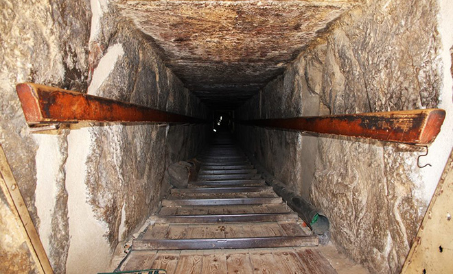 Вход с камерой в скрытый тоннель в пирамиде. Ход был запечатан 4400 лет и только сейчас его нашли