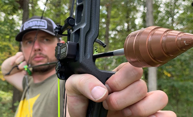 Стрелок собрал стрелы Рэмбо в реальной жизни и выстрелил в цель для проверки Стрелок собрал стрелы Рэмбо в реальной жизни и выстрелил в цель для проверки Культура