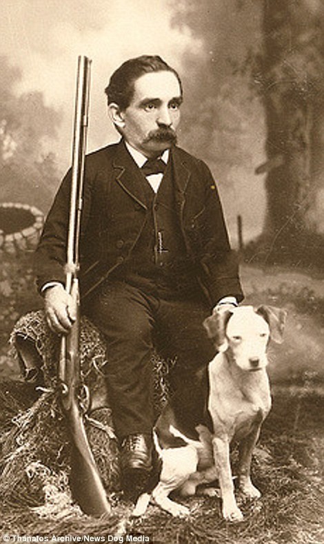 Этого мужчину в 1890-х годах прозвали «Карлик-охотник» деформация, люди