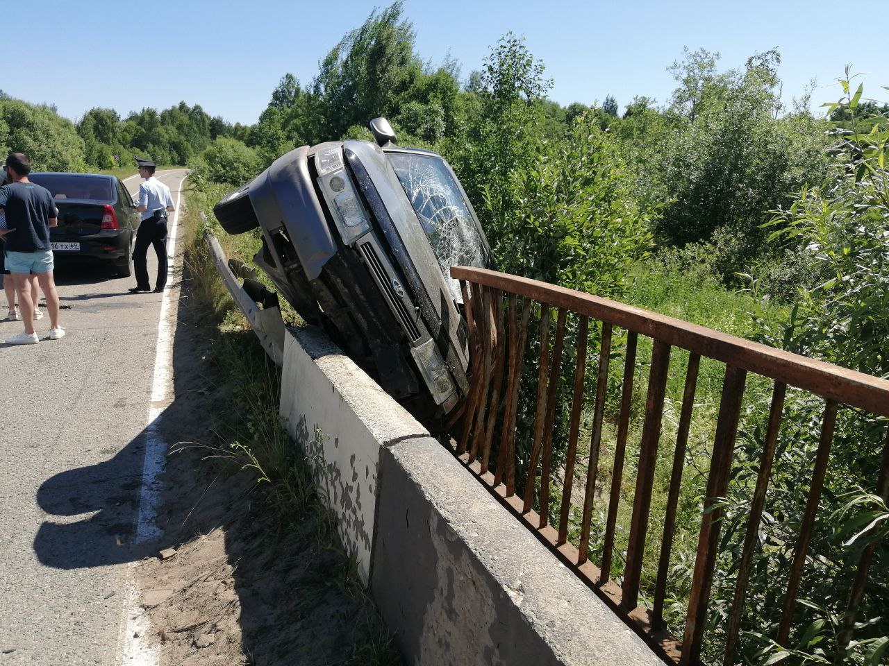 Под Тверью автомобиль наехал на ограждение и почти перевернулся