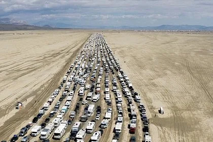Женщина внезапно для себя родила дочь на фестивале Burning Man
