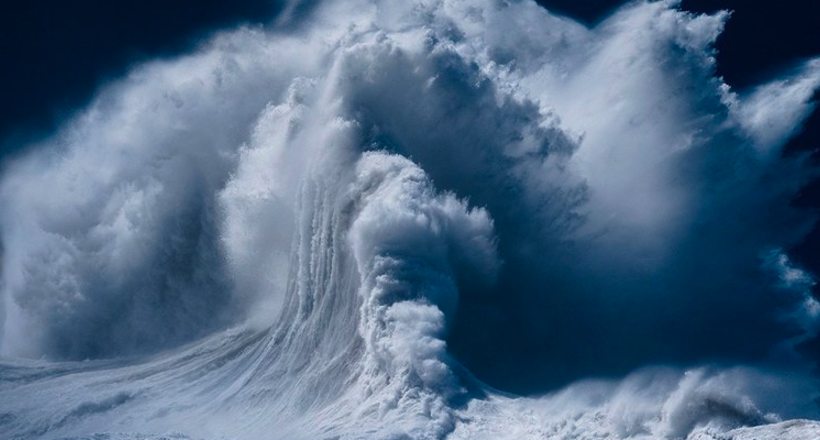 Поклонение океану: фотограф создает ошеломительные снимки волн