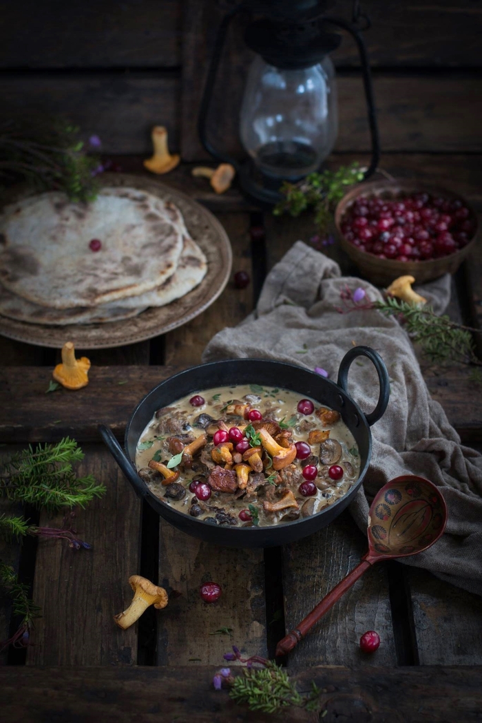 Блюдо со вкусом севера добавить, можно, оленины, приготовить, готовить, минут, бекон, слегка, подрумянить, вокруг, сливочного, растительного, переложить, сметану, сливки, бруснику, Затем, кастрюлю, сковороду, дикие