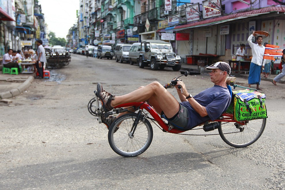 Турист из Нидерландов на велосипеде в Янгоне, Мьянма