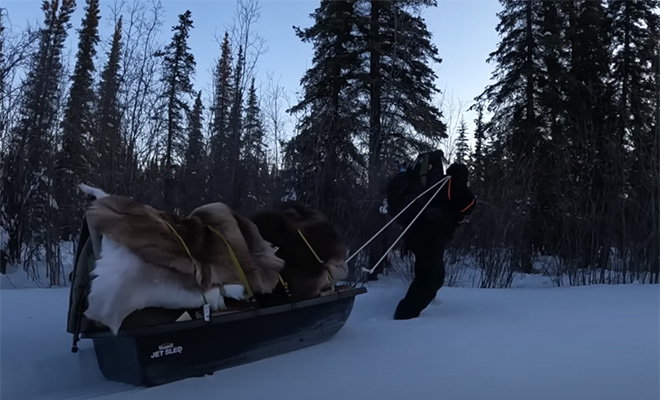 Мужчина отправился в поход, но к ночи ударил мороз в -51. Он решил ставить палатку и показал ночевку на камеру Культура