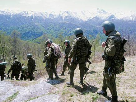 Марш военнослужащих ВВ в горах Кавказа