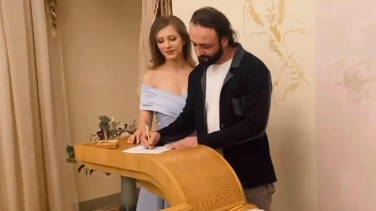 Дизайнер оценил свадебное платье Лизы Арзамасовой
