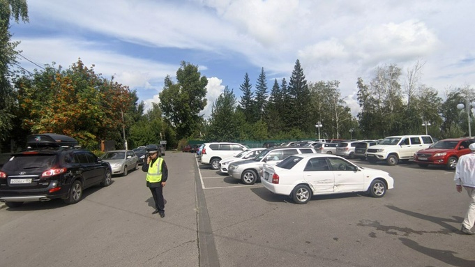 Парковка рядом с Нагорным парком / Фото: amic.ru