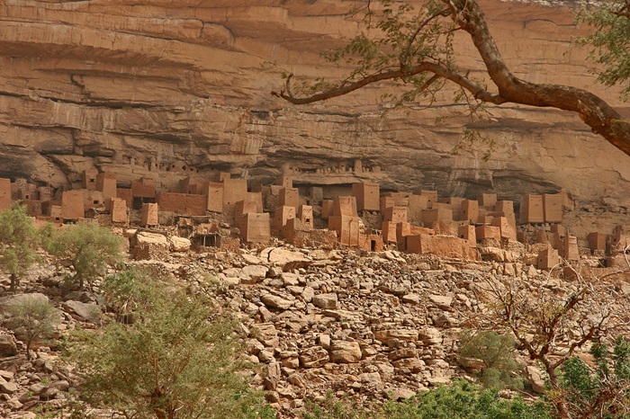 Традиционное поселение в скале группы племён догонов. /Фото: wikipedia.org