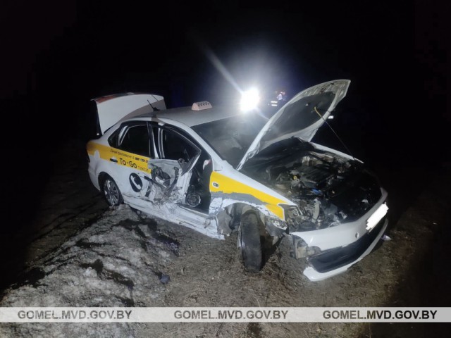 В Рогачевском районе при столкновении легковушки и такси пострадала его пассажирка.