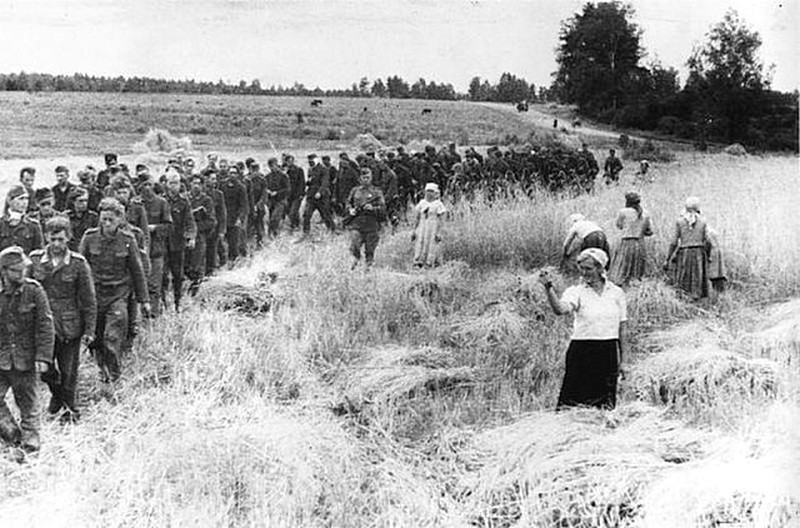 3. Немецкие военнопленные идут под конвоем советских солдат, одна из женщин показывает немцам фигу, СССР, 1944. 20 век, история, фотография