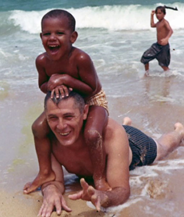 15. Барак Обама (4 года) с отцом знаменитости, редкие фотографии