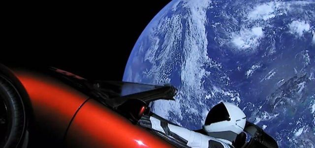 Компания SpaceX отправила в космос электрокар Tesla Roadster (4 фото)