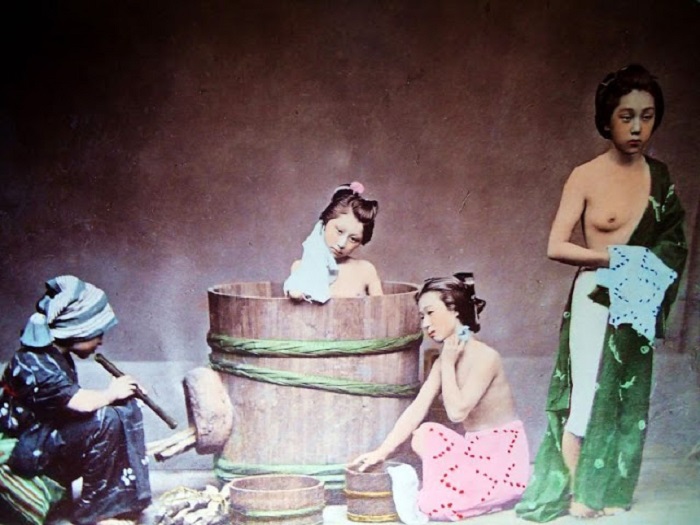Японские красавицы принимают горячие паровые ванны с ароматическими маслами.