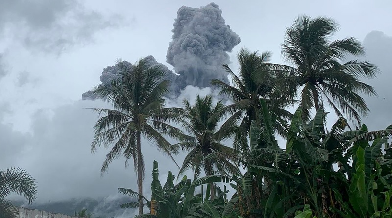 Вулкан на Филиппинах неожиданно выбросил пепел и напугал местных жителей