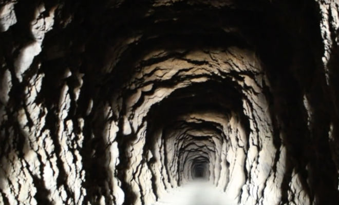 Мужчина в тайне от всех рыл тоннель 38 лет: смотрим, что внутри золото,исследователи,клад,Пространство,пустыня,сокровища,тоннель,черные копатели