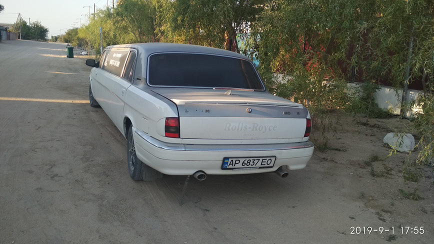 Владелец превратил лимузин «Волга» в ужасную реплику Rolls-Royce, чтобы привлечь молодоженов Владелец превратил лимузин «Волга» в ужасную реплику Rolls-Royce, чтобы привлечь молодоженов авто и мото,автоновости