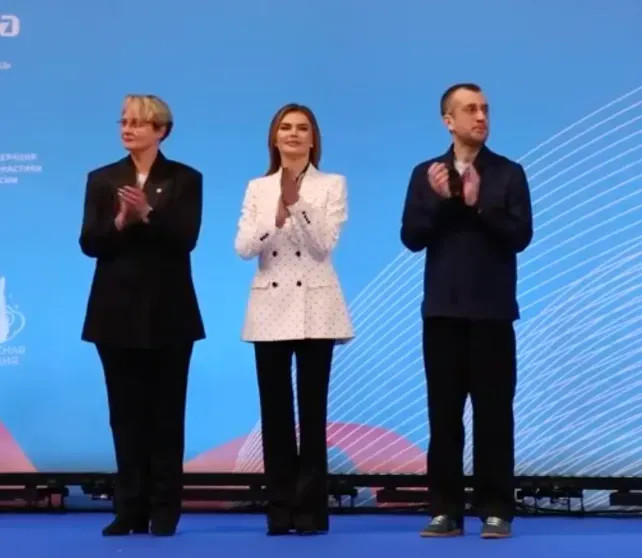 Алина Кабаева появилась на турнире по гимнастике в элегантных образах