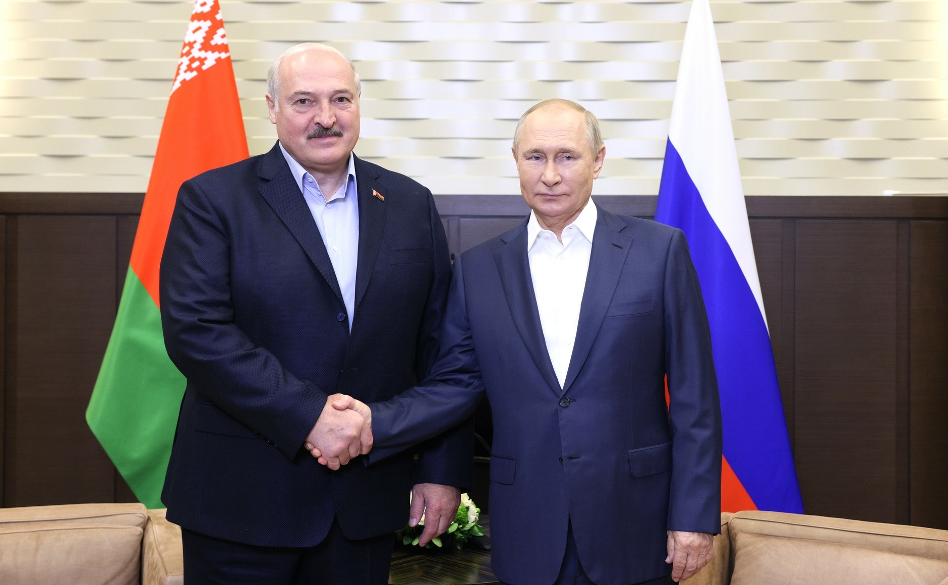 Александр Лукашенко посоветовал переживающим за ядерное оружие объединиться с Россией и Белоруссией
