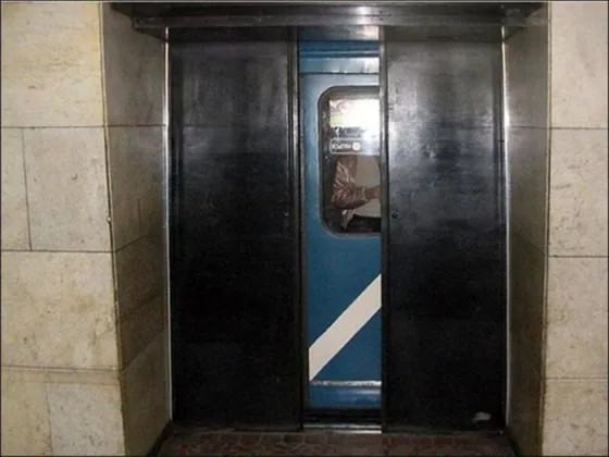 Зачем в питерском метро станции с дверями