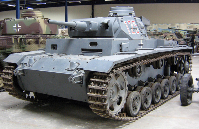 Почему в конце войны немецкие танки шли на фронт окрашенными в красный цвет танки, войны, машины, только, красились, боевых, самом, конце, серый, просто, машин, сурик, свинцовый, фронт, заводов, Германии, стали, цвета, промышленного, плотными