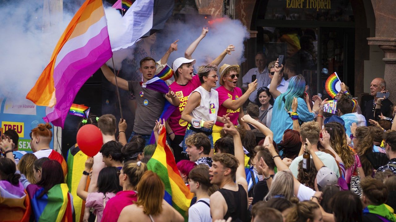 Родители американских школьников забили тревогу из-за ЛГБТ-учебников в школах