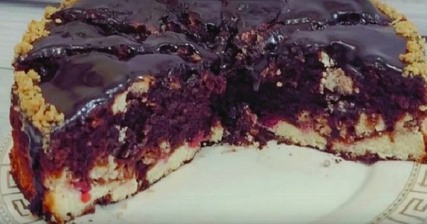 Шоколадный пирог с творогом и вишней: буквально тает во рту