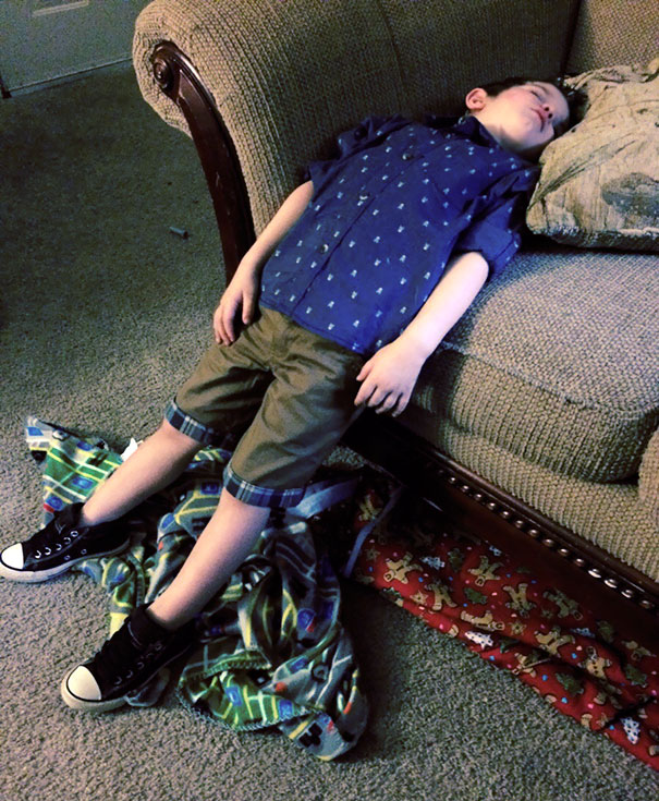 funny-kids-sleeping-anywhere-101-57a9e847d0a4a__605