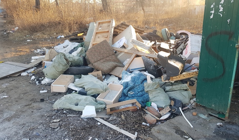 «За что мы платим?»: петрозаводчане возмутились горой мусора около площадки ТКО