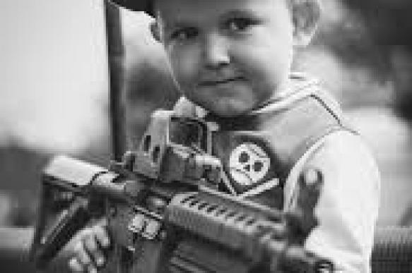 "Знать врага в лицо!": на школьном соревновании по стрельбе мишенью стало фото генерала США