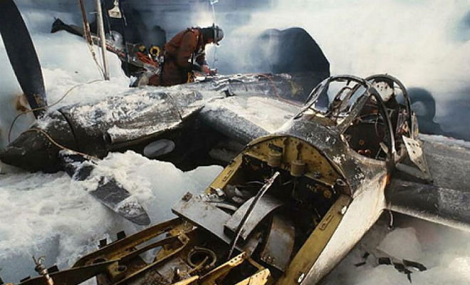Самолет Потерянной эскадрильи 50 лет лежал внутри ледника. Пробурили шахту и начали подъем с 80 метровой глубины