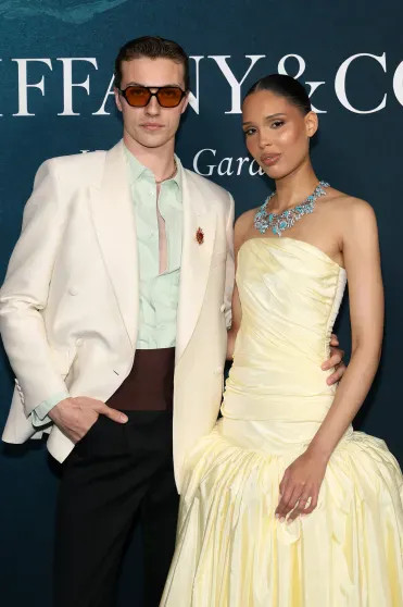 Рози Хантингтон-Уайтли, Аманда Сейфрид, Наоми Уоттс, Мэрайя Кэри и другие посетили вечеринку Tiffany & Co. четверых, также, детей, Tiffany, которая, полгода, плоским, идеальным, похвастаться, успела, назад, Вчера, родила, животом, самого, воспитывает, Азиза, блогермиллионник, манекенщик, младшего