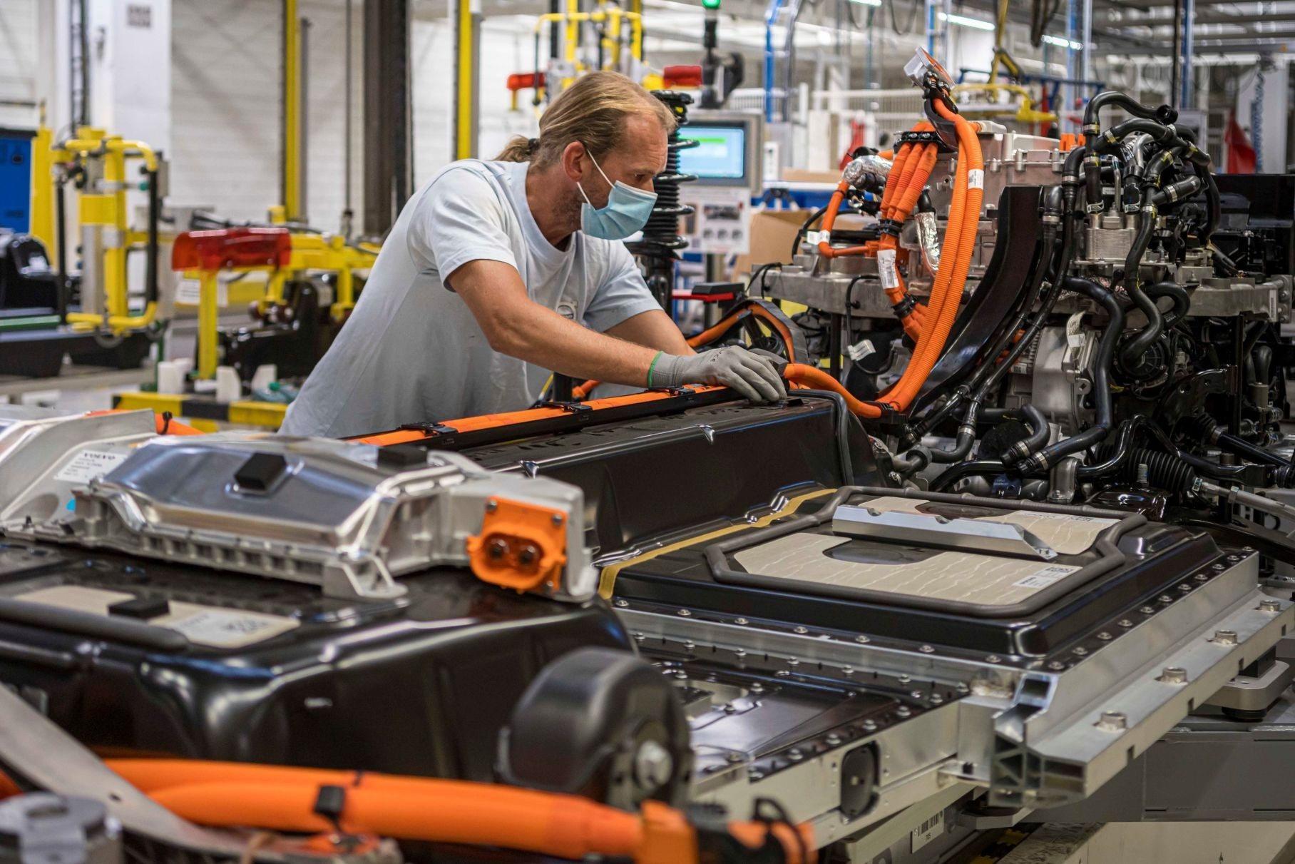 Volvo в три раза увеличит объемы производства из-за популярности электрокаров