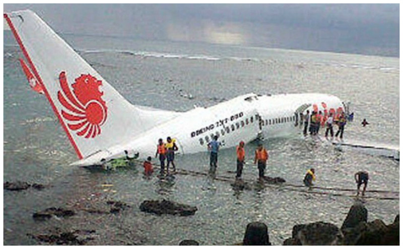 Пассажирский самолет упал в море при посадке на Бали в 2013 году АВИАКАТАСТРОФЫ, интересное, спасение, чудо