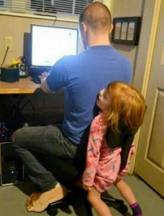 Оградил ребенка от компьютера.