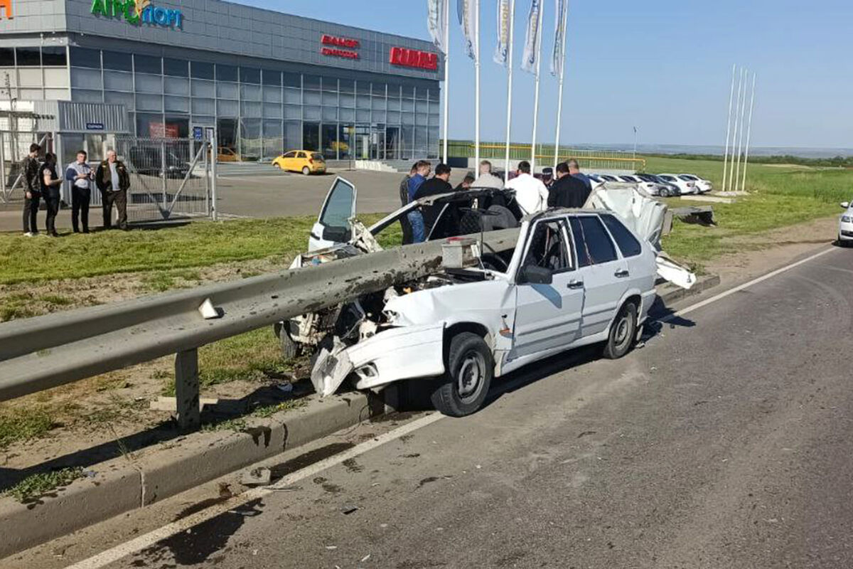 В Ставрополе водитель избежал тяжелых травм, напоровшись на дорожное ограждение