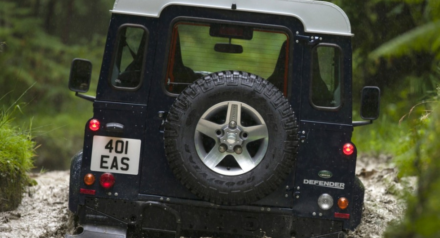 Редкий внедорожник Land Rover Defender Bond Edition дилер продает в России за 20 млн рублей