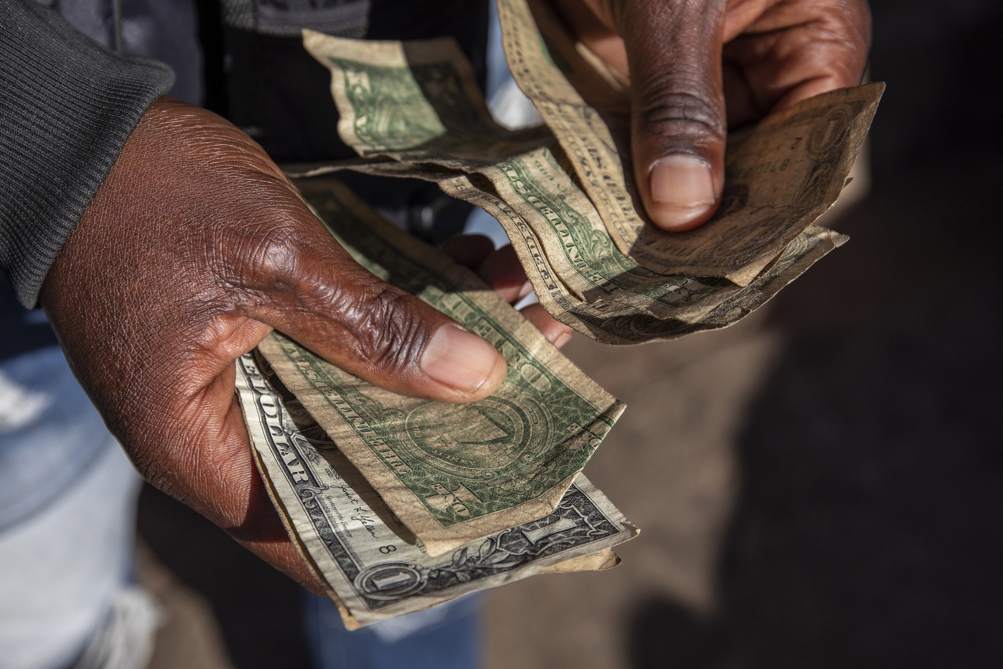 Финтех-компании отправляют в Зимбабве самолеты, забитые долларами
