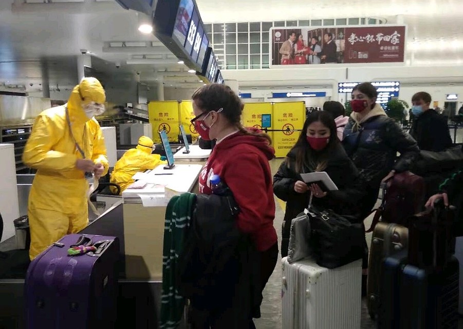 Проверка пассажиров и багажа перед отправкой спецрейса ВКС. Фото Посольство России в Китае/Фейсбук 