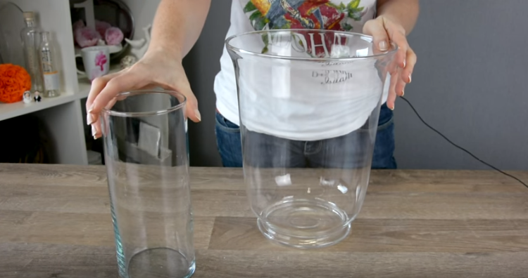 Положите свечу в большую вазу и налейте воду. Получится удивительная красота