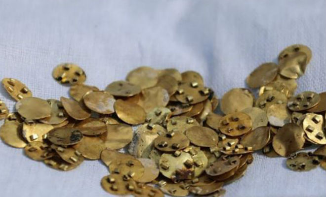 Кинжал из 140 000 золотых кусков: ученые проникли в тайну возрастом 4000 лет всего, пришлось, кургана, просто, такой, кинжал, золотых, археологов, мастера, Золотые, отверстие, отдельное, просверливалось, вставку, элементы, микроскопическую, такую, фиксации, размещались, зигзагообразно