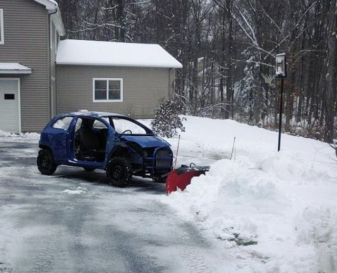 Креативный подход к уборке снега авто