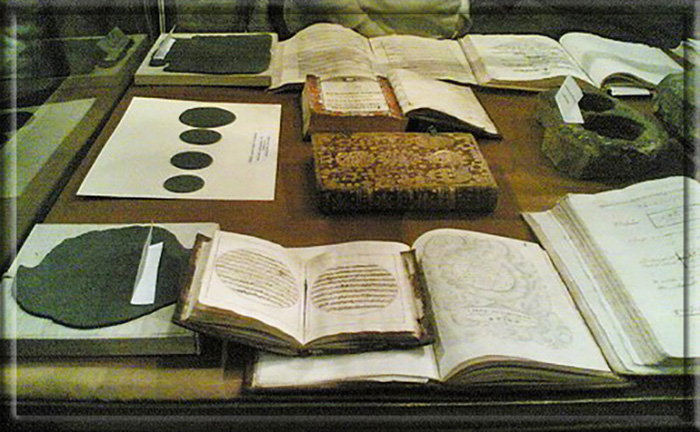 Libros Plúmbeos в музее.