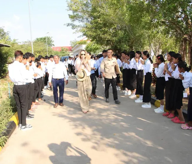 Анджелина Джоли появилась на публике в Камбодже ДжолиАнджелина, Джоли, актриса, Анджелина, детей, вместе, спустя, развод, провинции, Баттамбанг, детьми, Камбоджу, посетила, Вивьен, Шайло, усыновил, троих, родила, первую, свадьбу