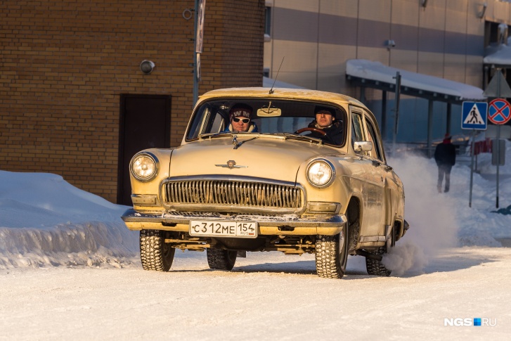 «Лет пять стояла в огороде». Сибиряк за 15 тысяч купил «Волгу» 1965 года и ездит на ней на работу «Волга», нравится, тысяч, приходится, автомобиль, Виктор, радует, коробку, купил, обошелся, топлива, летом, очень, заприметил, хромированного, начал, только, говорит, проблемы, таким