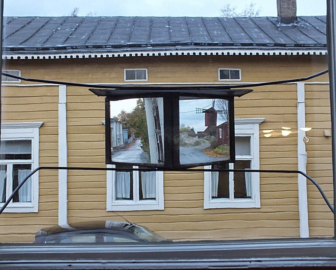 Почему в Швеции почти на всех окнах со стороны улицы висят зеркала и запрещены шторы. жизнь,курьезы,общество,Швеция