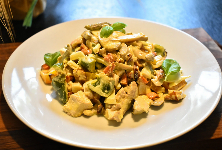 Подписчица Валентина посоветовала приготовить салат по её рецепту: необычное сочетания ингредиентов мне очень понравилось